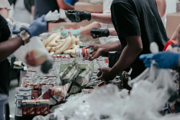 Beneficiario de Fundaprocura recibiendo apoyo de movilidad